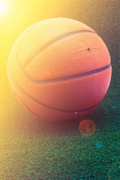 Basketbal op groen gras achtergrond — Stockfoto