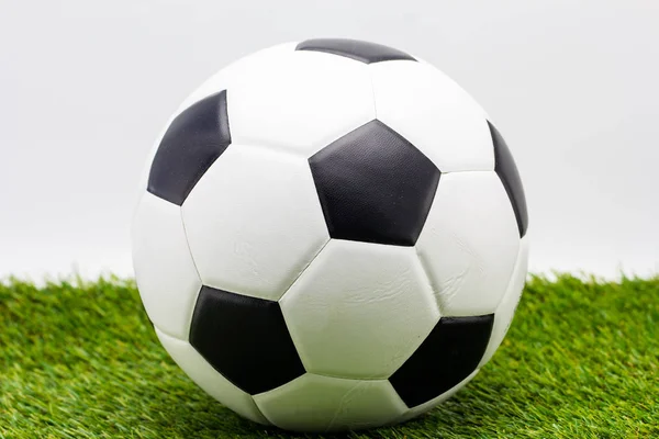 Pallone da calcio sul campo da calcio — Foto Stock