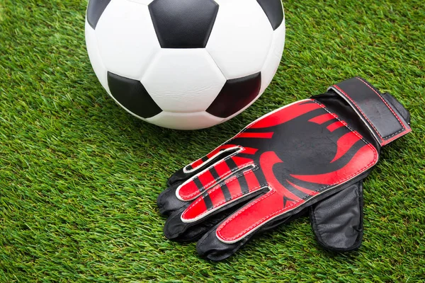Футбольный мяч и вратарские перчатки — стоковое фото