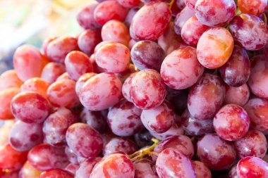 Tahta bir masada üzümler
