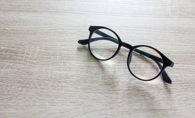 Bardaklar ahşap masada.