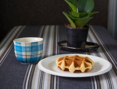 Plaka üzerinde ev yapımı gözleme