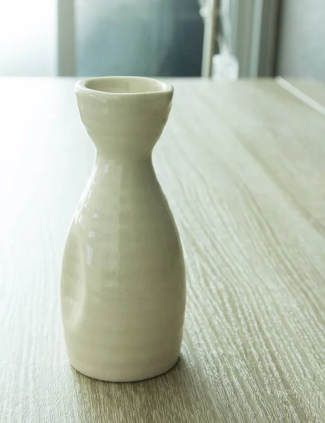 Μπουκάλι Sake στο ξύλινο τραπέζι — Φωτογραφία Αρχείου