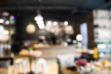 Kafenin arka planı bulanık. 