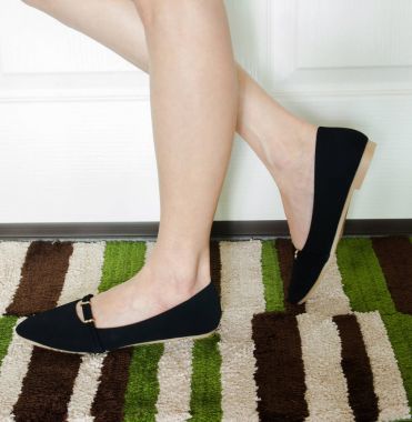 Kadın bacaklar siyah ayakkabı.