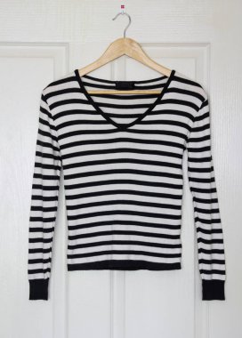 T-shirt üzerine askı