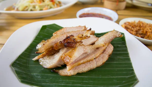 Diiris daging babi panggang di piring — Stok Foto