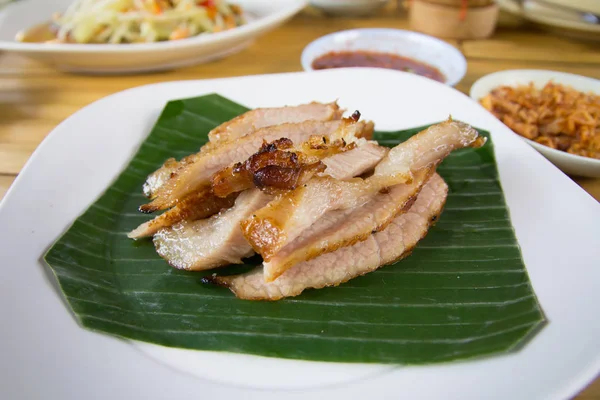 Diiris daging babi panggang di piring — Stok Foto