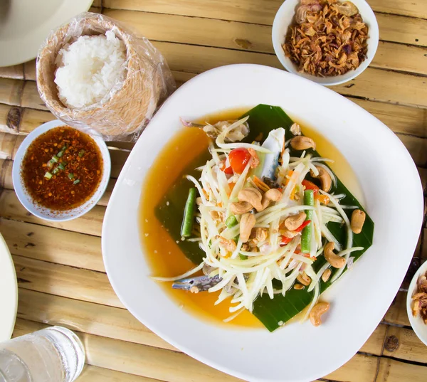 Ensalada de papaya. Comida tailandesa picante tradicional . — Foto de Stock