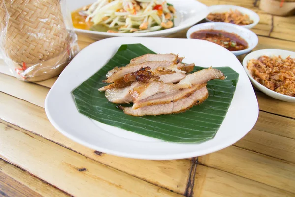 Cerdo asado en rodajas en plato — Foto de Stock