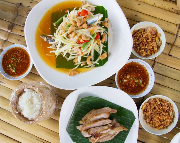 Salad pepaya. Makanan tradisional Thailand pedas . — Stok Foto