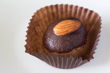 Çikolatalı top plaka üzerinde