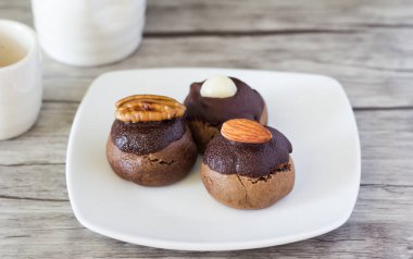 Çikolatalı top plaka üzerinde