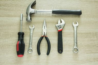 araçlar ahşap masada