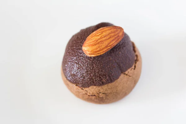 Шоколадный шарик на тарелке — стоковое фото