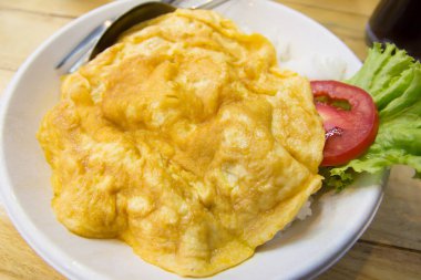 Pirinç üzerinde lezzetli omlet