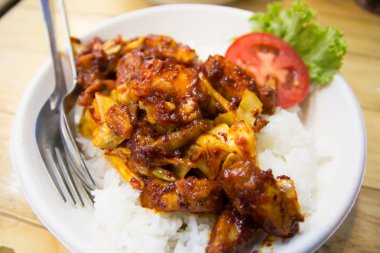 Soslu kızarmış tavuk.