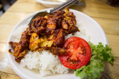 Soslu kızarmış tavuk.