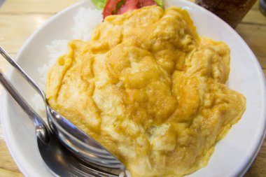 Pirinç üzerinde lezzetli omlet