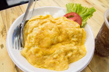 Pirinç üzerinde lezzetli omlet