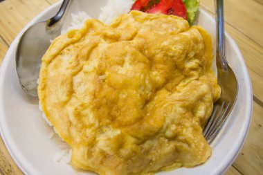 Pirinç üzerinde lezzetli omlet