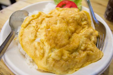 Pirinç üzerinde lezzetli omlet