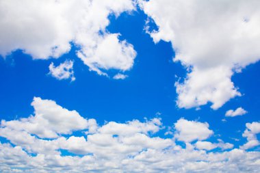 Bulutlu mavi gökyüzü 