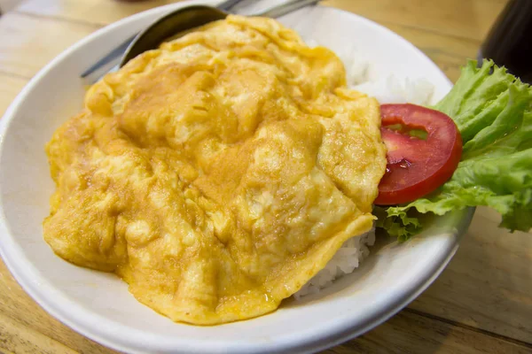 Pirinç üzerinde lezzetli omlet