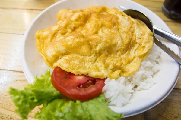 Pirinç üzerinde lezzetli omlet