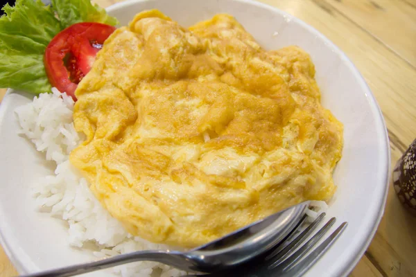 Telur dadar lezat di atas nasi — Stok Foto