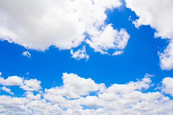 Cielo azul con nube — Foto de Stock