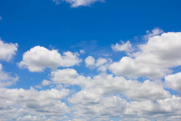 Blauer Himmel mit Wolken — Stockfoto