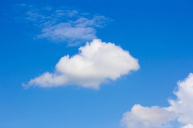 Bulutlu mavi gökyüzü 