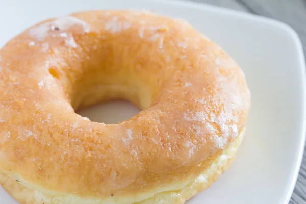 Delicioso donut en el plato — Foto de Stock