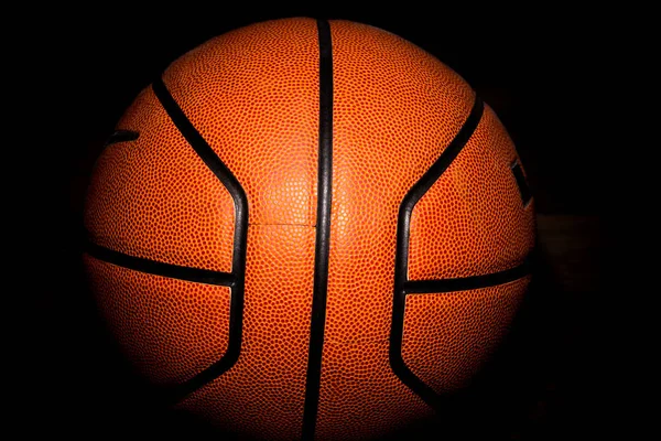 Basketball auf schwarzem Hintergrund — Stockfoto