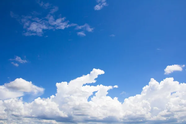 Blauer Himmel mit Wolken — Stockfoto