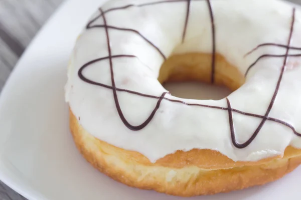 Delicioso donut en el plato — Foto de Stock