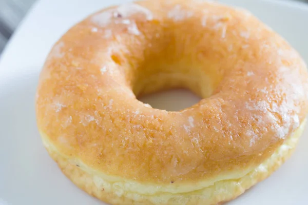 Delicioso donut en el plato — Foto de Stock