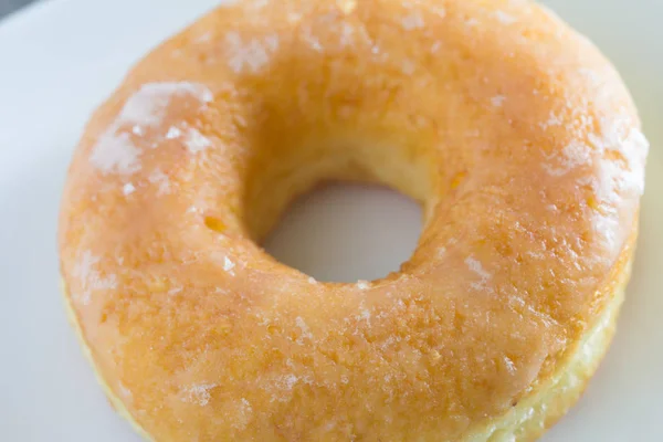 Leckerer Donut auf dem Teller — Stockfoto