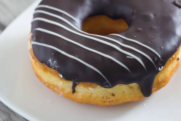 Delicioso donut en el plato — Foto de Stock