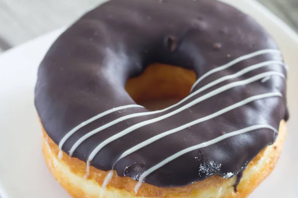 Delicioso donut en el plato — Foto de Stock