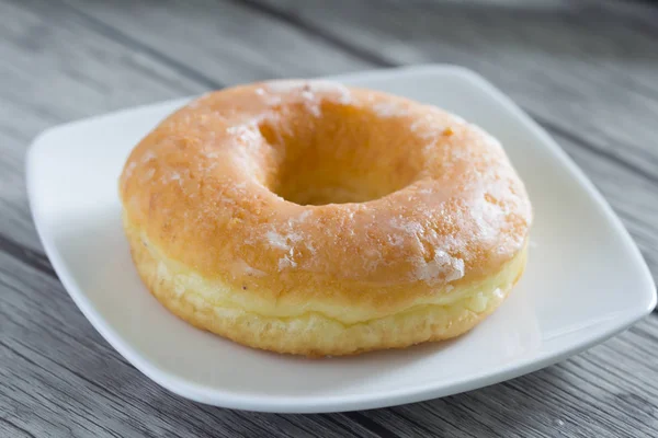 Delicioso donut en el plato — Foto de Stock