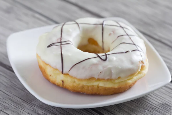 Νόστιμο ντόνατ στο πιάτο — Φωτογραφία Αρχείου
