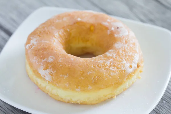 Delicioso donut no prato — Fotografia de Stock