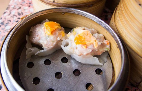 Dim sum in bambusový parník — Stock fotografie