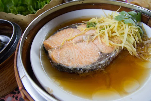 Peixe de salmão cozido no vapor — Fotografia de Stock