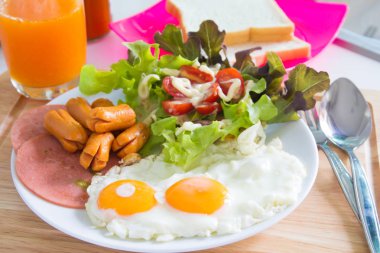  Kızarmış yumurta, pastırma, sosis, tost ve taze salata ile Servis Kahvaltı