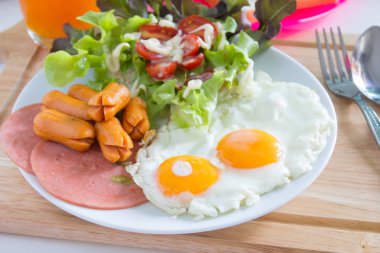  Kızarmış yumurta, pastırma, sosis, tost ve taze salata ile Servis Kahvaltı