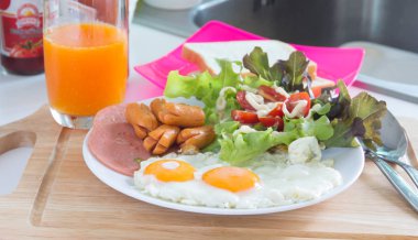  Kızarmış yumurta, pastırma, sosis, tost ve taze salata ile Servis Kahvaltı