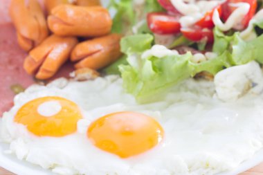  Kızarmış yumurta, pastırma, sosis, tost ve taze salata ile Servis Kahvaltı